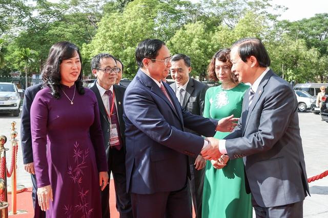 Thủ tướng tin tưởng rằng, Trường Đại học Y Hà Nội sẽ tiếp tục phát huy truyền thống vẻ vang, luôn đoàn kết, nhất trí, hoàn thành tốt các mục tiêu, nhiệm vụ đề ra và luôn là ngọn cờ đầu trong đào tạo, nghiên cứu y học cho đất nước - Ảnh: VGP/Nhật Bắc