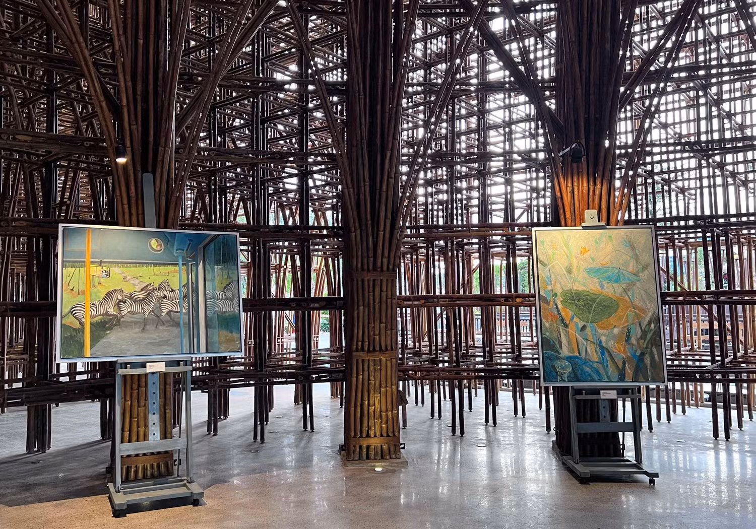 Tác phẩm Thế giới Safari của Vàng Hải Hưng và Sen mùa hạ của Trần Mạnh Linh.