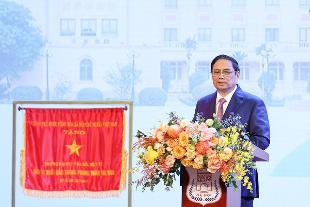 Thủ tướng Phạm Minh Chính nêu rõ, qua 120 năm xây dựng và trưởng thành, các thế hệ thầy và trò nhà trường đã có nhiều đóng góp to lớn vào những thành tựu vẻ vang của ngành y tế, vì mục tiêu cao cả là chăm sóc và bảo vệ sức khỏe cho nhân dân - Ảnh: VGP/Nhật Bắc