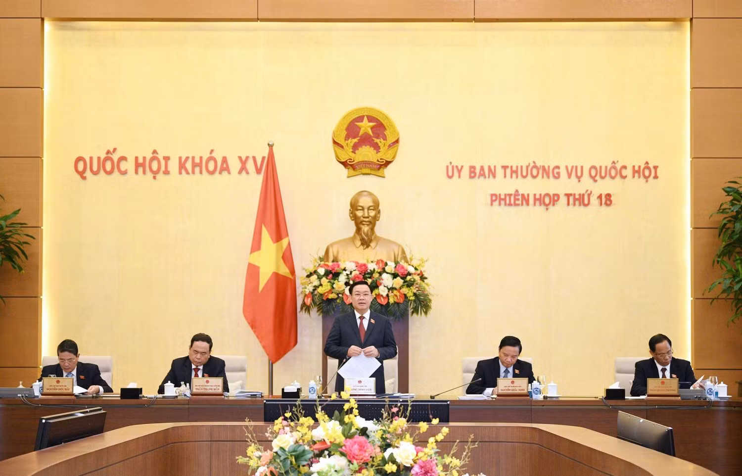Chủ tịch Quốc hội Vương Đình Huệ phát biểu khai mạc Phiên họp thứ 18 của Uỷ ban Thường vụ Quốc hội. Ảnh: quochoi.vn Chủ tịch Quốc hội Vương Đình Huệ phát biểu khai mạc Phiên họp thứ 18 của Uỷ ban Thường vụ Quốc hội. Ảnh: quochoi.vn