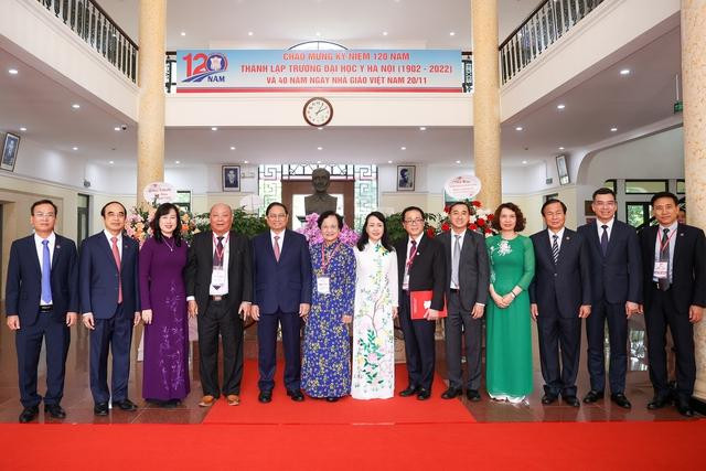 Thủ tướng chụp ảnh lưu niệm cùng một số đại biểu dự Lễ kỷ niệm - Ảnh: VGP/Nhật Bắc