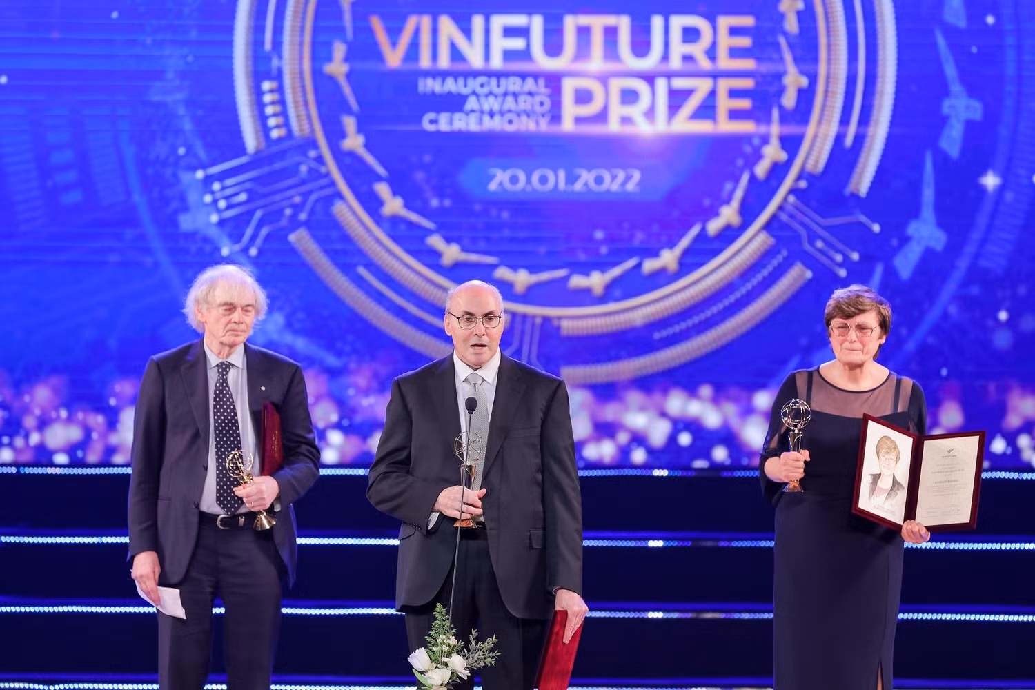 Giáo sư, bác sĩ Drew Weissman (ở giữa) được vinh danh với Giải thưởng chính VinFuture 2021 cùng các Giáo sư đạt giải thưởng khác Giáo sư, bác sĩ Drew Weissman (ở giữa) được vinh danh với Giải thưởng chính VinFuture 2021 cùng các Giáo sư đạt giải thưởng khác
