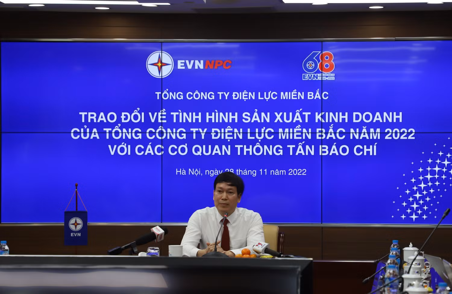 Ông Phan Tử Lượng - Phó Tổng Giám đốc Tổng công ty Điện lực miền Bắc (EVNNPC) trao đổi thông tin với báo chí.