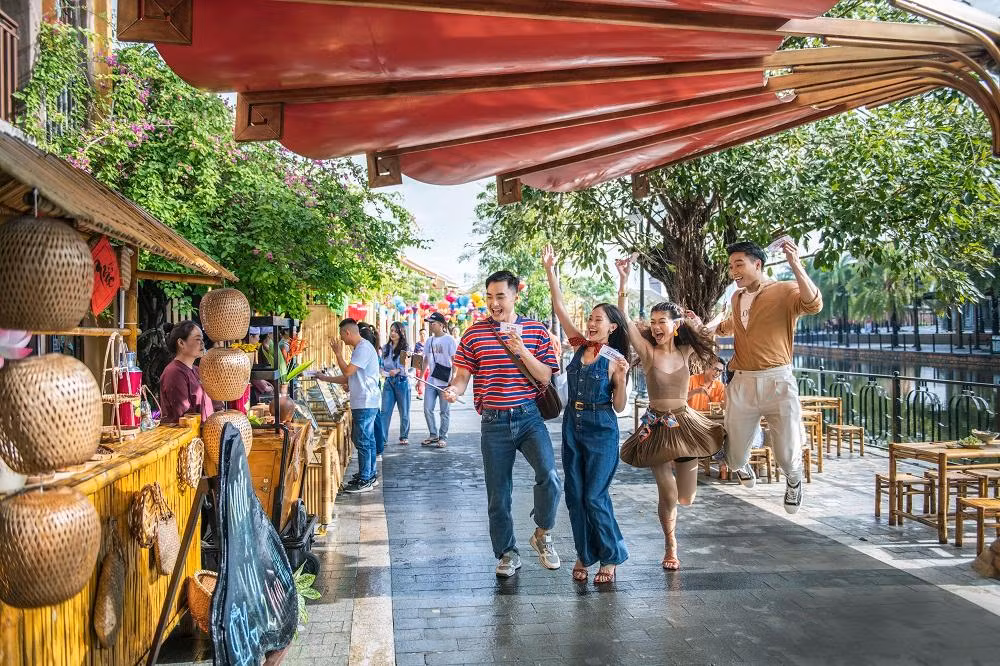 Du khách check in tại phố Đông, VinWonders Nam Hội An. Du khách check in tại phố Đông, VinWonders Nam Hội An.