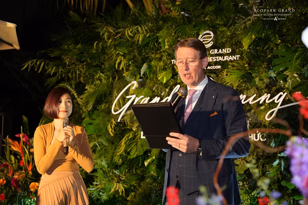 Ông William Haandrikman, Tổng giám đốc khách sạn Sofitel Legend Metropole Hà Nội và Giám đốc vùng của toàn bộ khách sạn thuộc tập đoàn Accor tại miền Bắc Việt Nam, phát biểu tại buổi lễ khai trương Ông William Haandrikman, Tổng giám đốc khách sạn Sofitel Legend Metropole Hà Nội và Giám đốc vùng của toàn bộ khách sạn thuộc tập đoàn Accor tại miền Bắc Việt Nam, phát biểu tại buổi lễ khai trương