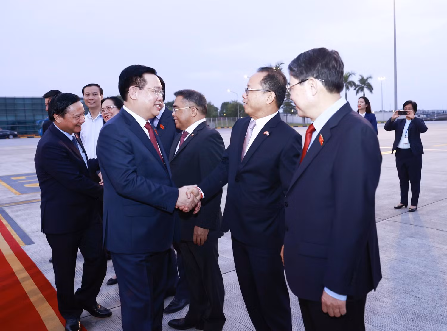 Chủ tịch Quốc hội Vương Đình Huệ cùng Đoàn đại biểu cấp cao Quốc hội Việt Nam lên đường thăm chính thức Vương quốc Campuchia. Ảnh: quochoi.vn Chủ tịch Quốc hội Vương Đình Huệ cùng Đoàn đại biểu cấp cao Quốc hội Việt Nam lên đường thăm chính thức Vương quốc Campuchia. Ảnh: quochoi.vn