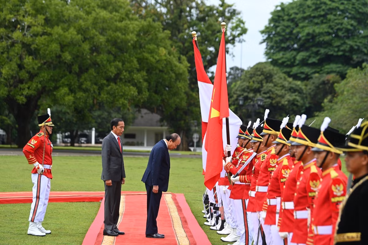 Cùng lúc cử quốc thiều, nước chủ nhà Indonesia đã bắn nhiều loạt đại bác chào mừng Chủ tịch nước và đoàn. Ảnh: vov.vn