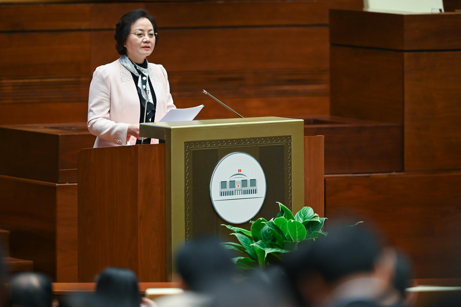 Bộ trưởng Bộ Nội vụ Phạm Thị Thanh Trà trình bày Tờ trình. Ảnh: Cổng thông tin điện tử Quốc hội Bộ trưởng Bộ Nội vụ Phạm Thị Thanh Trà trình bày Tờ trình. Ảnh: Cổng thông tin điện tử Quốc hội