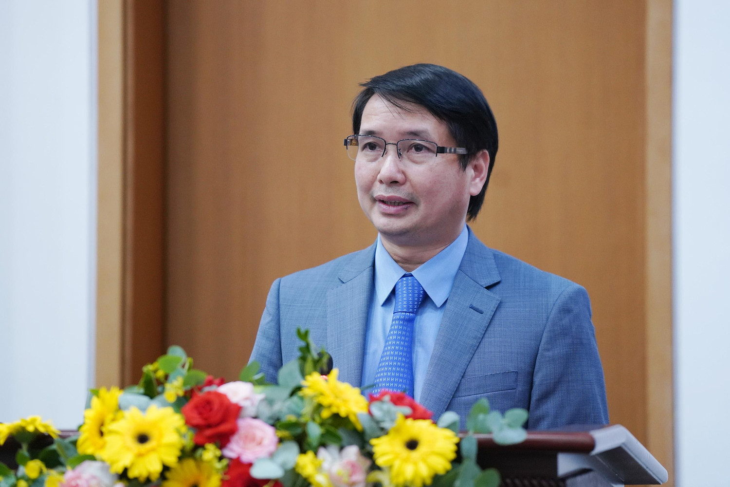 Phó Chủ nhiệm Văn phòng Quốc hội, Trợ lý Chủ tịch Quốc hội Phạm Thái Hà giới thiệu tóm tắt dự kiến chương trình và nội dung Kỳ họp thứ 4, Quốc hội khóa XV. Ảnh: Cổng thông tin điện tử Quốc hội