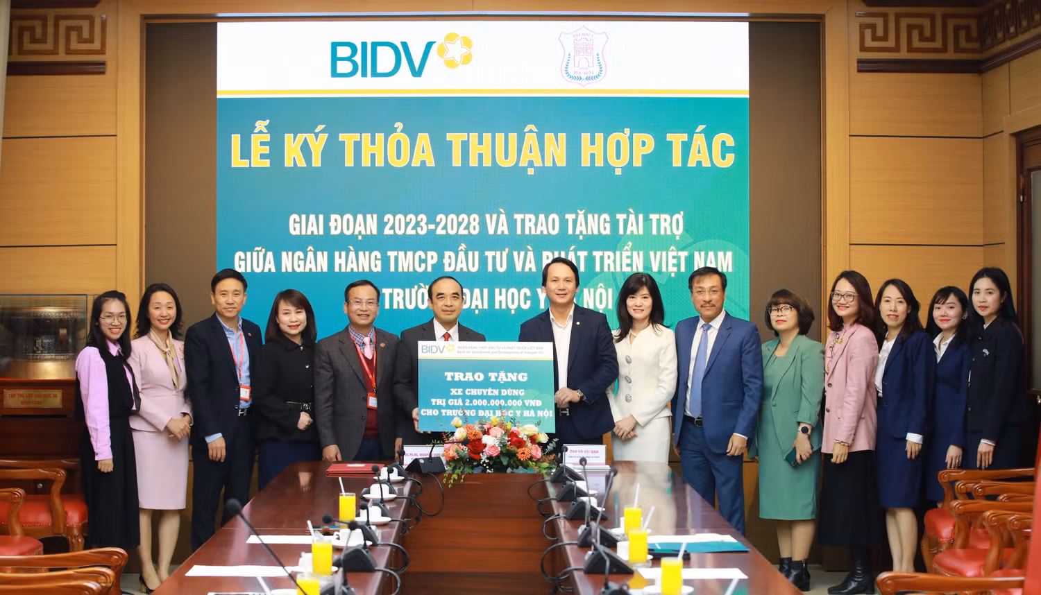 Ông Trần Long (Phó Tổng Giám đốc BIDV) trao biển tài trợ cho đại diện Trường Đại học Y Hà Nội - Giáo sư, Tiến sĩ, Bác sĩ Nguyễn Hữu Tú (Hiệu trưởng nhà trường) Ông Trần Long (Phó Tổng Giám đốc BIDV) trao biển tài trợ cho đại diện Trường Đại học Y Hà Nội - Giáo sư, Tiến sĩ, Bác sĩ Nguyễn Hữu Tú (Hiệu trưởng nhà trường)