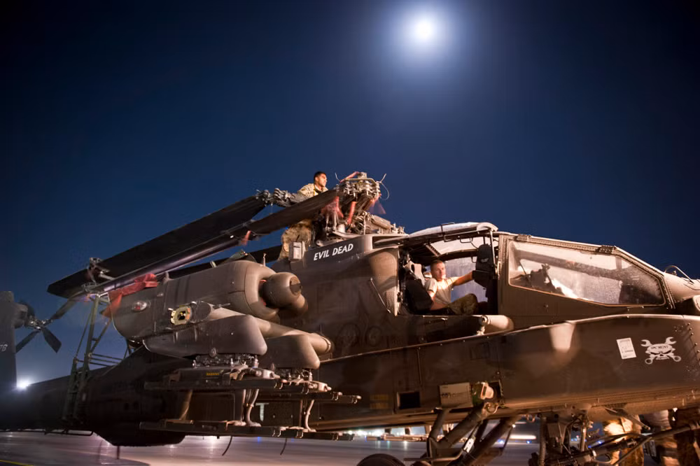 Các trực thăng AH-64 Apache sẵn sàng để đưa lên vận tải cơ C-5B Galaxy tại sân bay Bagram của Afghanistan.