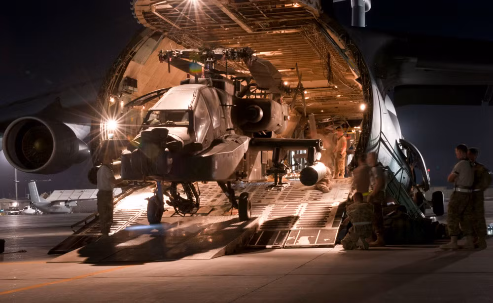 Các trực thăng AH-64 Apache đã được đưa lên vận tải cơ C-5B Galaxy tại sân bay Bagram của Afghanistan.