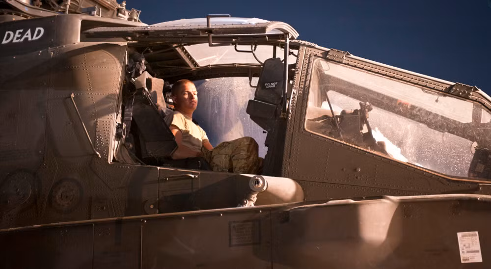 Các trực thăng AH-64 Apache sẵn sàng để đưa lên vận tải cơ C-5B Galaxy tại sân bay Bagram của Afghanistan.