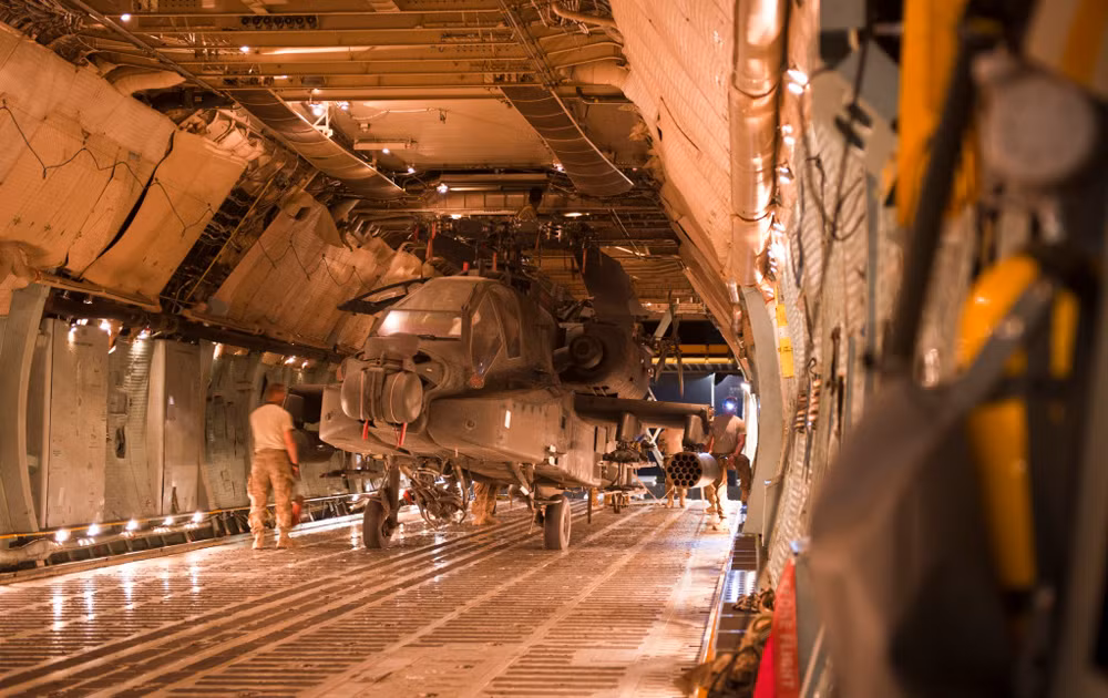 Các trực thăng AH-64 Apache đã được đưa lên vận tải cơ C-5B Galaxy tại sân bay Bagram của Afghanistan.