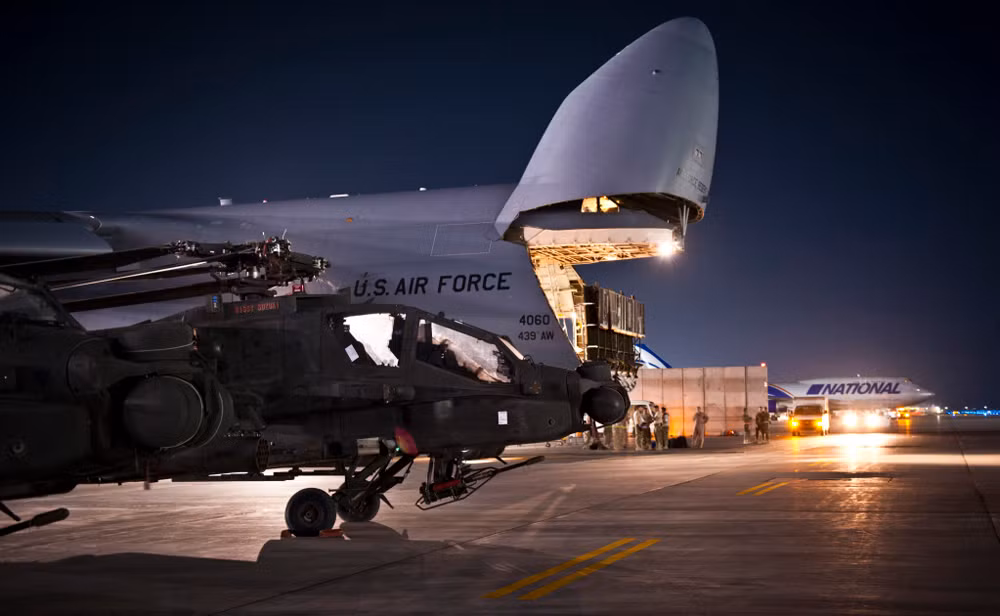 Lockheed Martin C-5B Galaxy hiện là một trong những máy bay vận tải lớn nhất thế giới. Nó có thể vận chuyển được 6 chiếc AH-64 Apache hoặc 123 tấn hàng hóa.