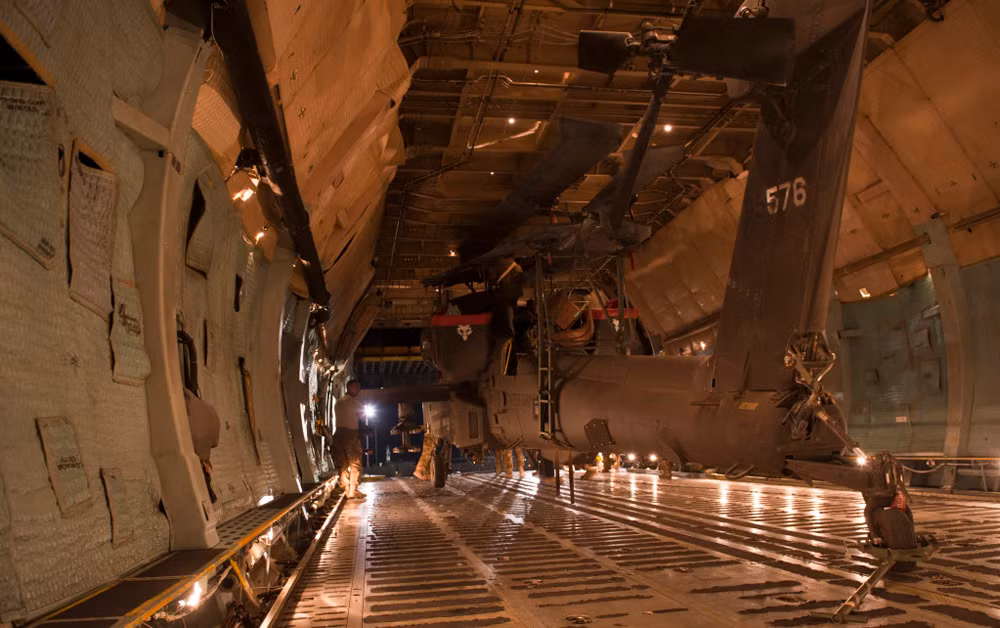Máy bay C-5 Galaxy được đưa vào sử dụng trong năm 1970. Galaxy có sải cánh 67,88 m, dài 75,54 m, tải trọng rỗng 169,643 tấn, vận tốc bay tối đa 919km/h, tầm hoạt động 5.526 km, trần bay thực tế - 10.895m và phi hành đoàn 5 người.