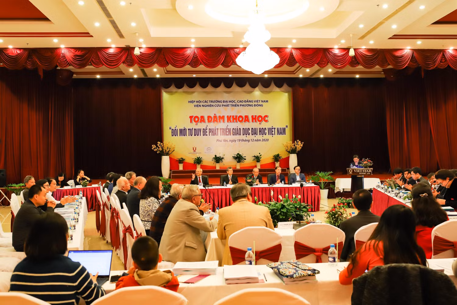 Ngày 19/12, tại Phú Yên, Hiệp hội Các trường đại học, cao đẳng Việt Nam và Viện nghiên cứu phát triển Phương Đông tổ chức tọa đàm khoa học “Đổi mới tư duy để phát triển giáo dục đại học Việt Nam”. (ảnh: T.L)