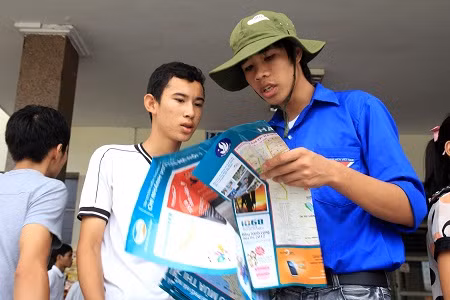 Thí sinh chăm chú xem tình nguyện viên hướng dẫn đi xe buýt tới điểm thi. Xem đáp án môn Vật lí - Xem đáp án môn Toán - Xem đáp án môn Hóa - Xem đáp án môn Ngoại ngữ Khối A1