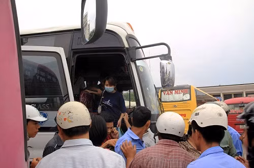 Các bến xe sáng nay đón hàng nghìn sĩ tử các tỉnh về Hà Nội dự thi đợt 2. Ông Nguyễn Mạnh Tuấn – Phó giám đốc BX Mỹ Đình cho biết, trong cả hai đợt thi tính từ ngày 3-7/7, BX Mỹ Đình đã tăng cường khoảng 6.000 lượt xe với trên 200 tuyến khác nhau. Như vậy từ đầu mùa thi BX đã tăng cường thêm 18 xe chất lượng tốt đi các tỉnh để phục vụ thí sinh đi thi. Xem đáp án môn Vật lí - Xem đáp án môn Toán - Xem đáp án môn Hóa - Xem đáp án môn Ngoại ngữ Khối A1