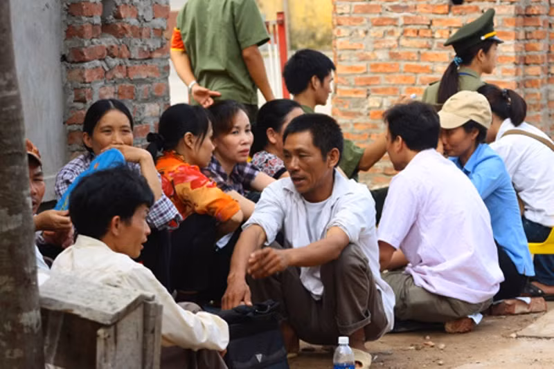 Các phụ huynh ai nấy đều lo lắng, chờ thời gian qua mau.