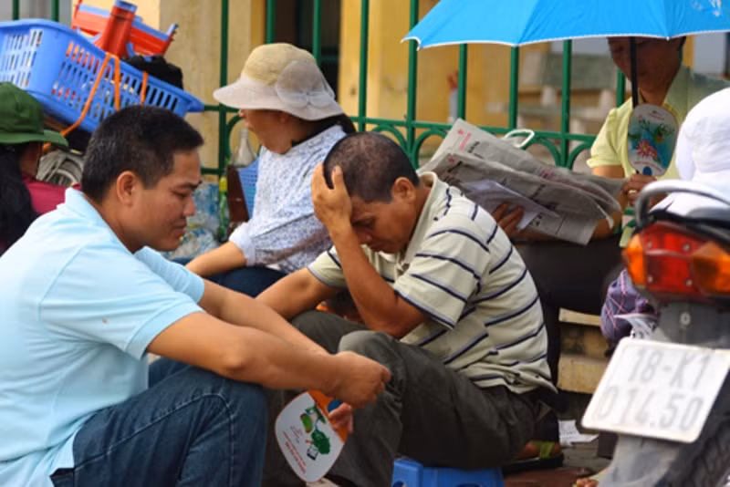 Mệt mỏi chờ con làm bài.