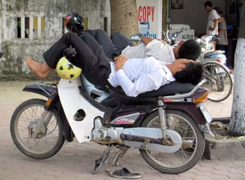 Những tư thế chờ con có một không hai.