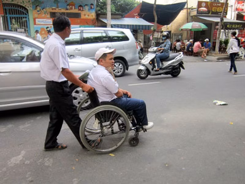 Cậu học sinh này được người thân giúp đỡ, đưa đến địa điểm thi