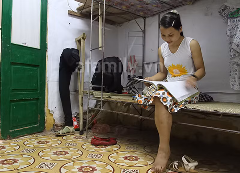 Tai nạn xảy khi Thu đang học lớp 5. Chiều hôm đó, Thu bế em đứa út mới tròn 8 tháng ra xem người ta xúc đất ở ngay trước cổng nhà. Ham vui cùng lũ trẻ hàng xóm rồi nhảy lên khoang lái máy xúc, Thu đâu ngờ cuộc đời của mình lại bất hạnh thế này