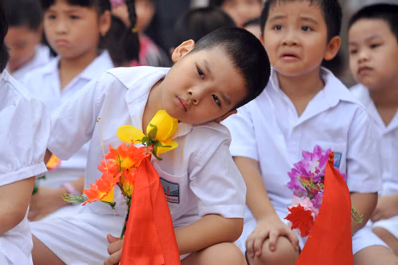 Đầu năm học nhiều thứ lạ lẫm khiến bé tò mò.