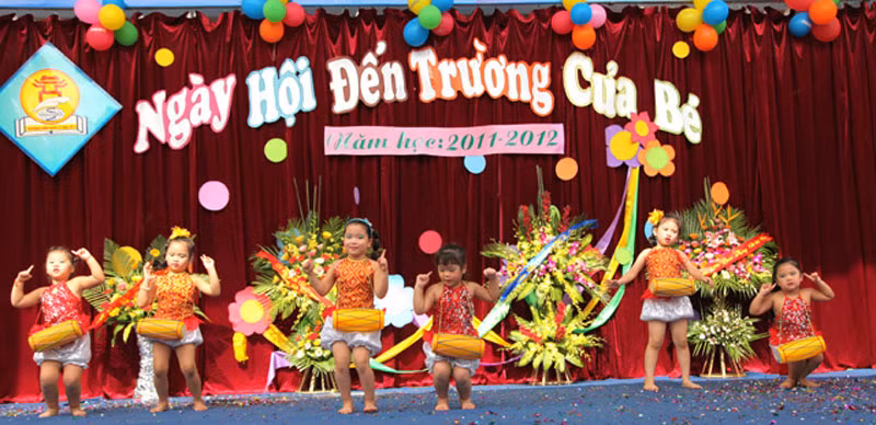 Tiết mục "Trống cơm" do học sinh trường Mầm non Lý Thái Tổ II biểu diễn trong một lần khai trường năm học mới.
