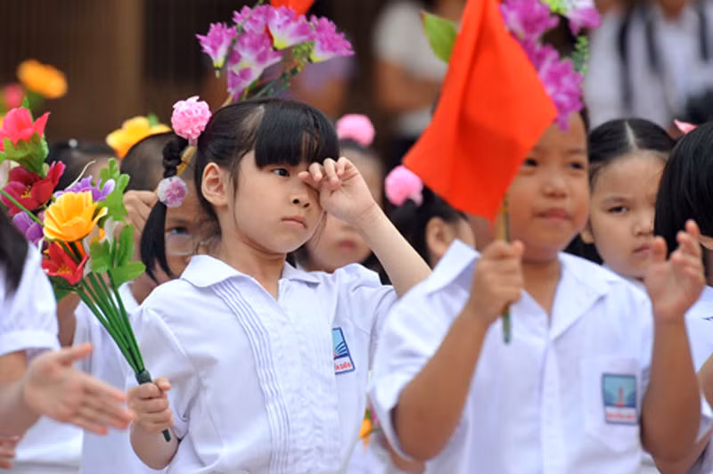 Nhiều bé buồn ngủ do dậy từ sáng sớm để dự Lễ khai giảng năm học mới.