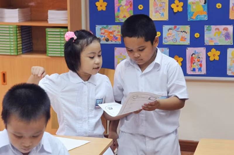 Các bé giảng bài cho nhau.