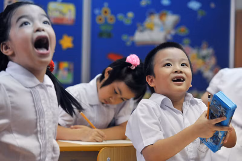 Bé ngạc nhiên trước những điều mới lạ
