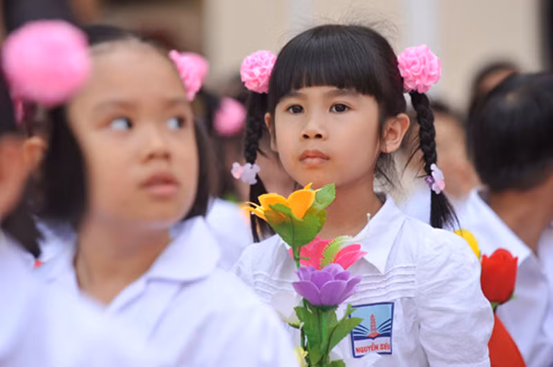 Các bé gái đều xinh xắn trong nơ tóc màu hồng.