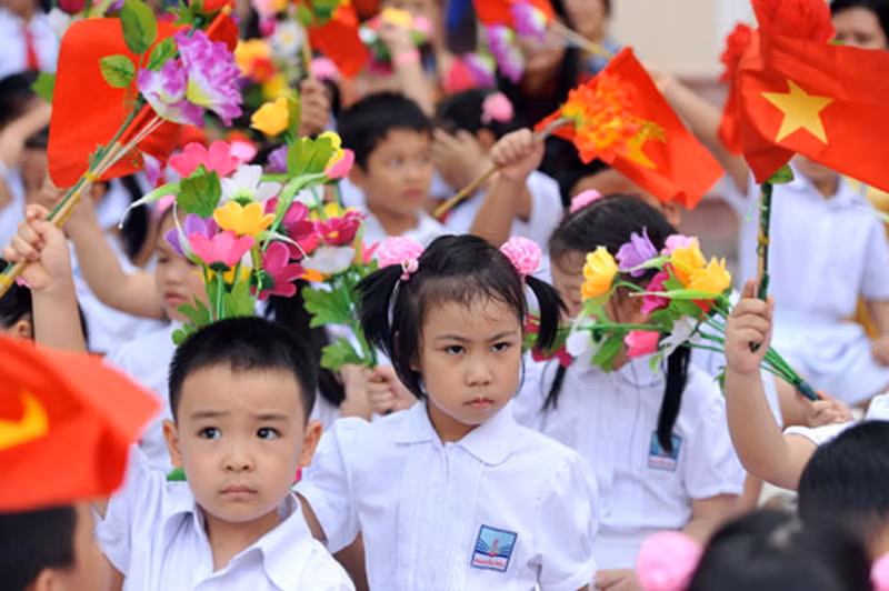 Những ánh nhìn ngơ ngác, đăm chiêu...