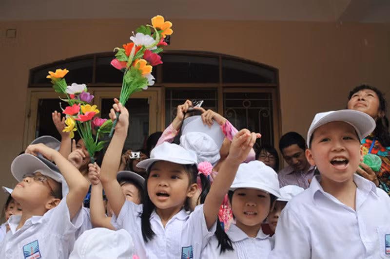 Là ngày đầu tiên đến trường nhưng các bé đều tỏ ra như quen đã lâu.