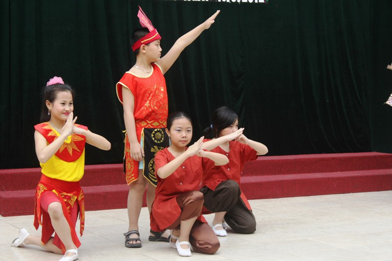 Theo bà Lê Thị Thu Thủy, hiệu trưởng Trường tiểu học Nguyễn Khả Trạc, hội thi tìm hiểu về lịch sử Việt Nam thông qua các hình thức gợi mở khác nhau sẽ tránh được việc học khô khan.
