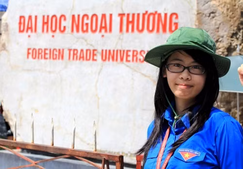 Một bóng hồng dễ thương đến từ trường ĐH Ngoại thương Hà Nội tham gia tiếp sức mùa thi. ĐÁP ÁN MÔN VĂN KHỐI C, D HỆ CAO ĐẲNG 2012 - ĐÁP ÁN MÔN SINH KHỐI B HỆ CAO ĐẲNG 2012 - ĐÁP ÁN MÔN VẬT LÝ KHỐI A, A1 HỆ CAO ĐẲNG 2012