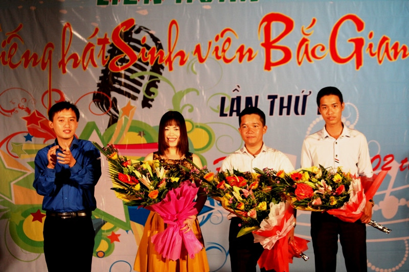 Mở đầu Liên hoa tiếng hát sinh viên là tiết mục nhảy Flash Mob sôi động với sự tham gia của các sinh viên Bắc Giang đang học tại Hà Nội. Mở đầu Liên hoa tiếng hát sinh viên là tiết mục nhảy Flash Mob sôi động với sự tham gia của các sinh viên Bắc Giang đang học tại Hà Nội.