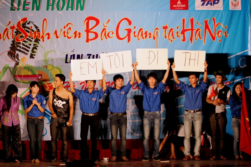 Hướng tới mùa hè xanh tình nguyện, với thông điệp “Em tôi đi thi” tất cả những sinh viên Bắc Giang đang học tại Hà Nội sẽ là một thông tin tin cậy đối với thí sinh đi thi đại học. Hướng tới mùa hè xanh tình nguyện, với thông điệp “Em tôi đi thi” tất cả những sinh viên Bắc Giang đang học tại Hà Nội sẽ là một thông tin tin cậy đối với thí sinh đi thi đại học.