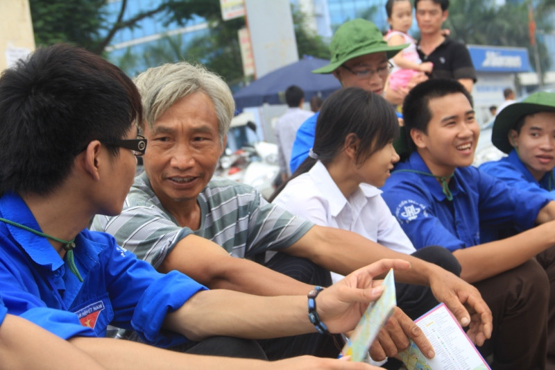 Một phụ huynh trong lúc nghỉ ngơi trò chuyện với sinh viên tình nguyện để tìm chỗ trọ giá rẻ.