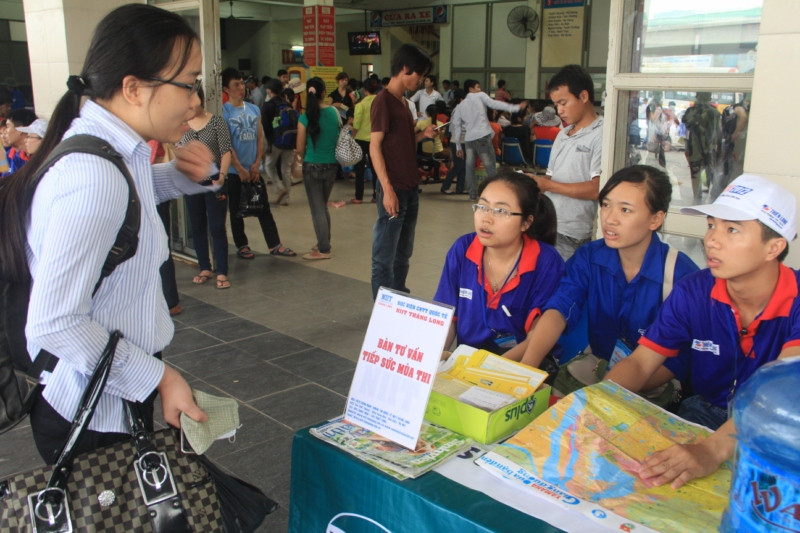 Những thí sinh tự do chủ động tìm đến các bàn tư vấn của sinh viên tình nguyện các trường.