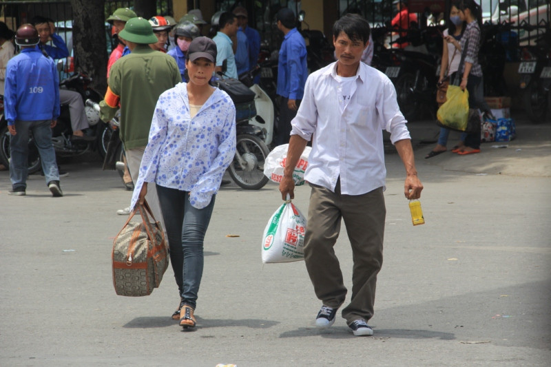 Lỉnh kỉnh đồ đạc, lương thực cùng con đi thi đại học