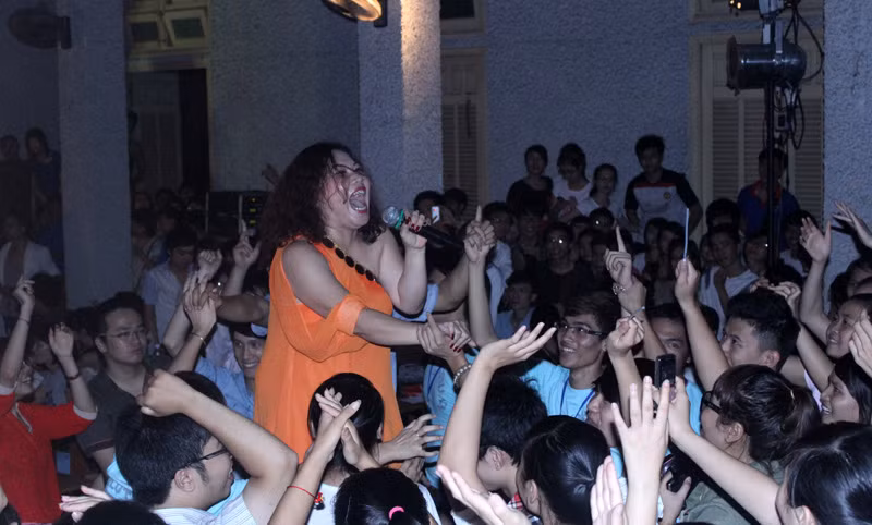 Thậm chí có những lúc máu lửa Siu đứng lên bàn để hò reo cùng sinh viên trong những ca khúc do mình thể hiện. Chùm ảnh: Học sinh đến trường trên con đường... "tử thần" Điểm danh những hot girl "siêu kute" làm "điên đảo" mạng facebook Những gương mặt sáng giá nhất vòng 3 Imiss Thăng Long 2012 Thậm chí có những lúc máu lửa Siu đứng lên bàn để hò reo cùng sinh viên trong những ca khúc do mình thể hiện. Chùm ảnh: Học sinh đến trường trên con đường... "tử thần" Điểm danh những hot girl "siêu kute" làm "điên đảo" mạng facebook Những gương mặt sáng giá nhất vòng 3 Imiss Thăng Long 2012