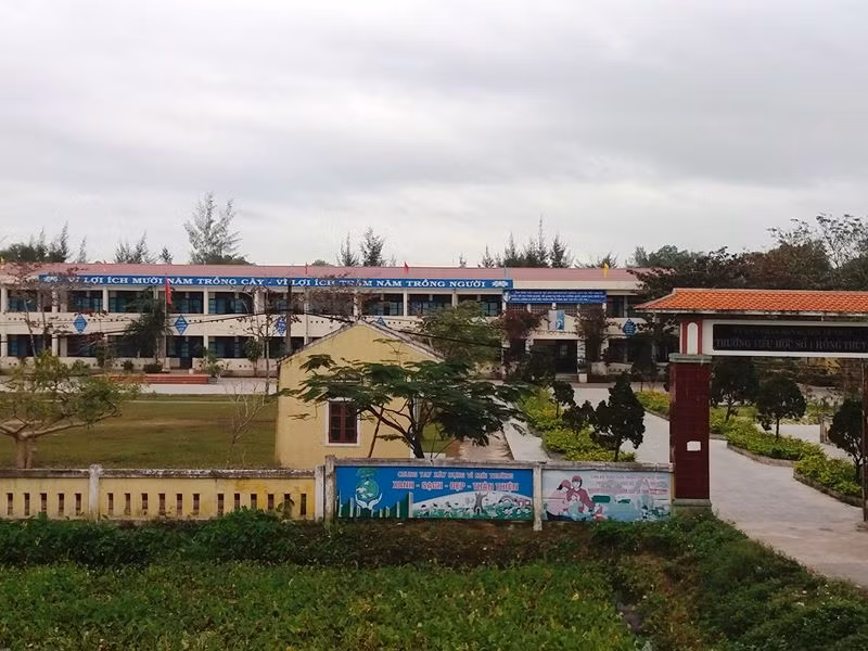 Cô Lê Thị Hải - giáo viên trường tiểu học số 1 Hồng Thủy bị kỷ luật với hình thức cảnh cáo.
