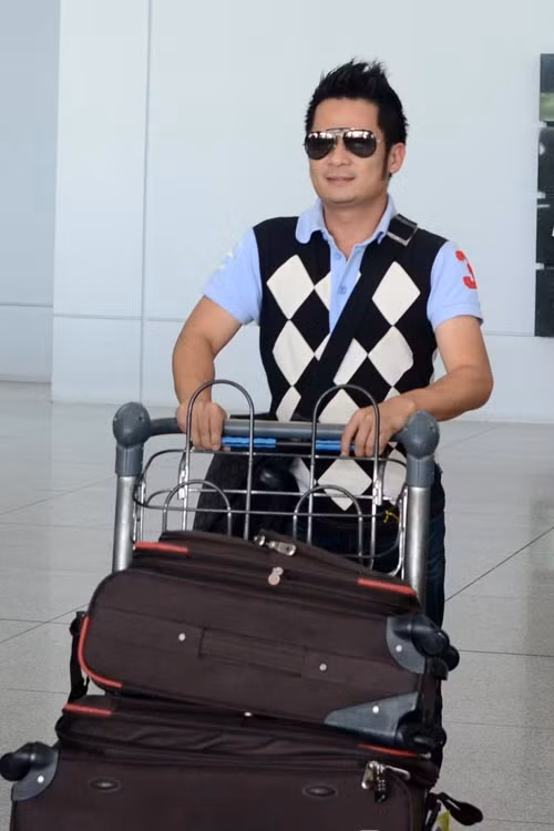 Hình ảnh Bằng Kiều tại sân bay.