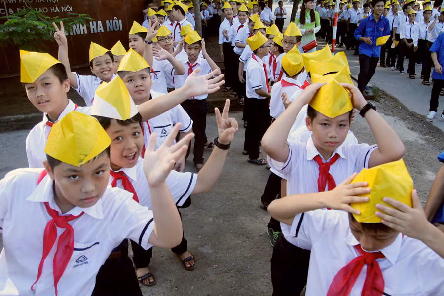 Các em học sinh lớp 6 Trường phổ thông Lương Thế Vinh xếp hàng chuẩn bị tiến vào sân trường làm Lễ khai giảng.