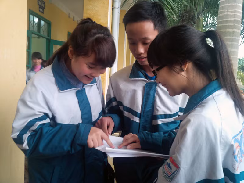 Gần 100 học sinh lớp 12 thi thử vào đại học theo dạng đề thi mới ảnh 1