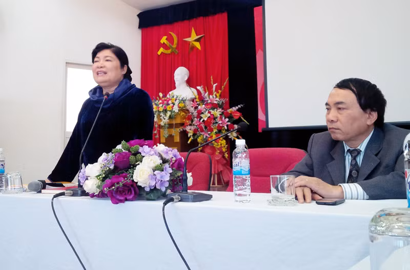 Bà Đào Liên Hương thông tin về sự kiện Triển lãm giáo dục năm 2015. Ảnh Phương Thảo