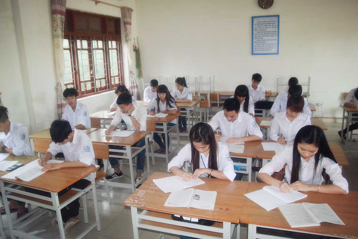 Học sinh trường THPT Cô Tô gấp rút ôn tập chuẩn bị cho kỳ thi “2 chung”. Ảnh Thùy Linh Học sinh trường THPT Cô Tô gấp rút ôn tập chuẩn bị cho kỳ thi “2 chung”. Ảnh Thùy Linh